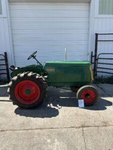 TRACTOR 161 1947 OLIVER 70 ST