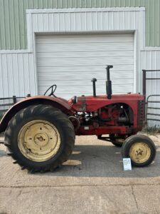 TRACTOR 138 1954 MH 44