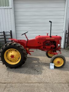 TRACTOR 139 1954 MH Pacer