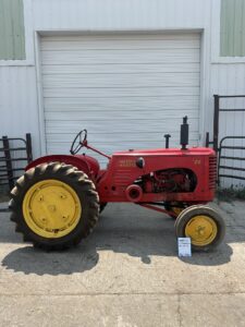 TRACTOR 127 1947 MH 20